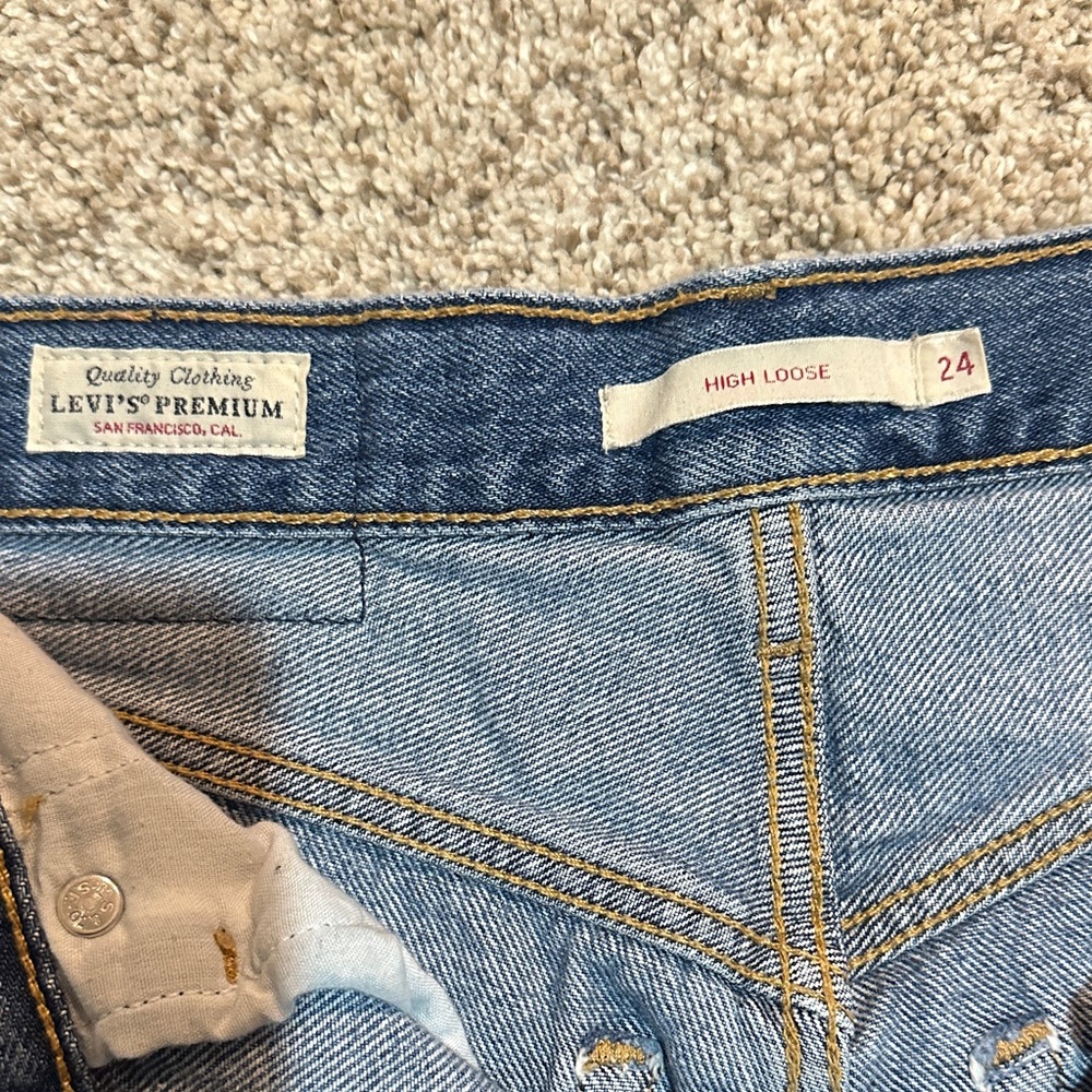 Levi Strauss Distressed Women Jeans - Picture 2 of 7